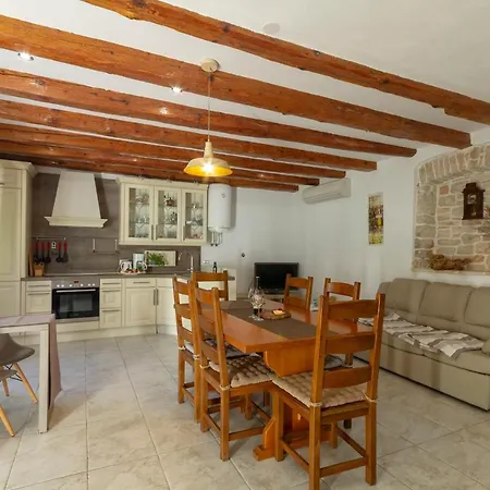 Stone House Ferienhaus *