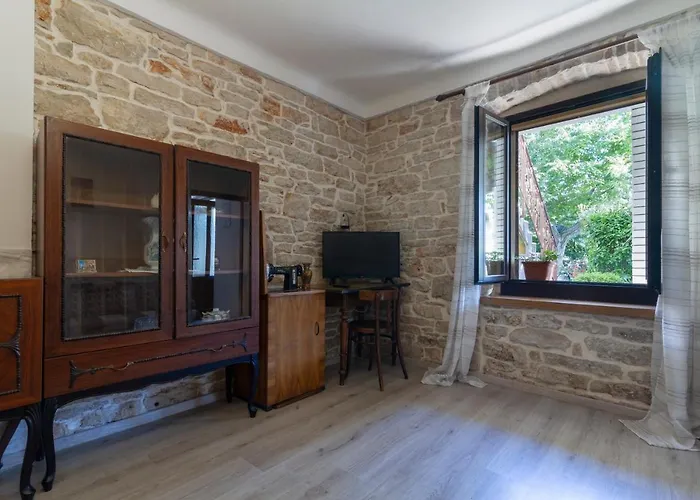 Stone House * Bale